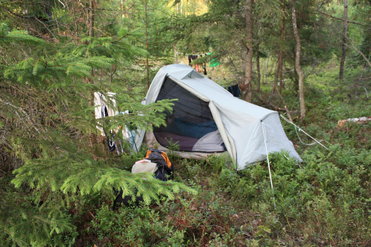 Bij het wildkamperen slapen we meestal gewoon in onze tenten, de kunst is een redelijk vlak stukje te vinden dat groot genoeg is voor je tent (Annemieke)