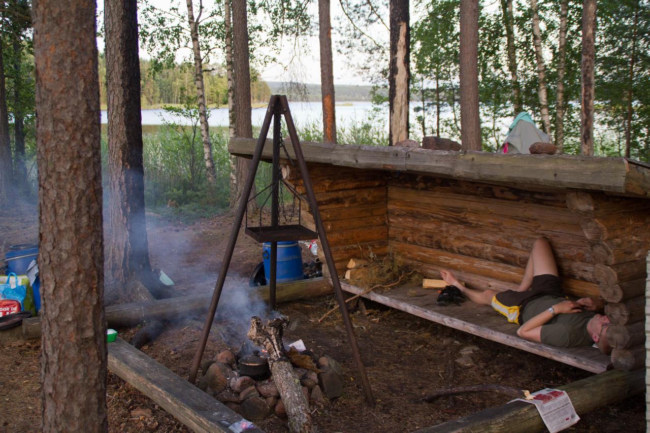 Een typisch shelter in Scandinavië is meestal wat dieper maar er ligt zoals hier meestal wel een vuurplaats voor (Bas Wetter)