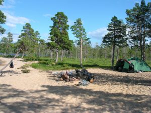 Langs het meer Isteren zijn verschillende strandjes waar we kunnen kamperen (FemundCanoeCamp.com)