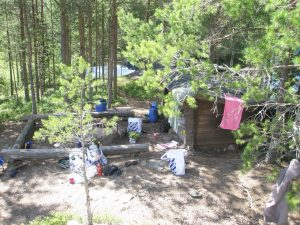 We kamperen bij eenvoudige houten shelters met een vuurplaats (Bas Wetter)