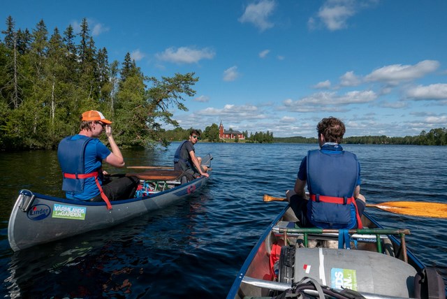 We maken met een gezellige groep een kanotocht over verschillende meren en rivieren in Zweden (Bas Wetter)